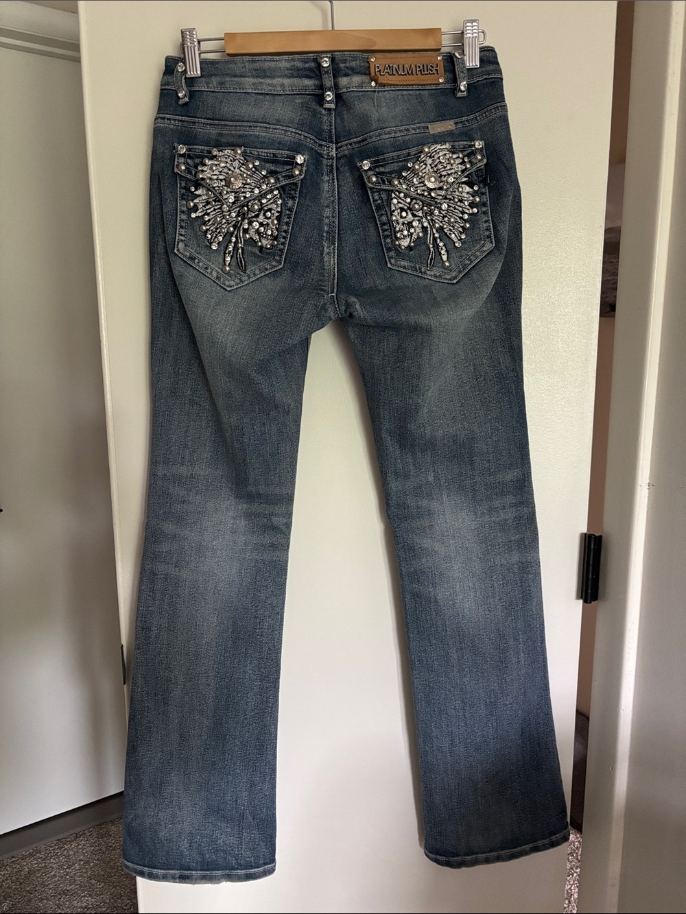 Embellished Back-Pocket Flare Jeans in Faded Blue